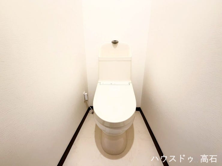 白を基調とした清潔感あふれるトイレ空間。