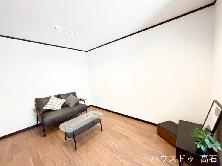 洗練されたモダンな雰囲気が漂う広々としたリビングスペース。