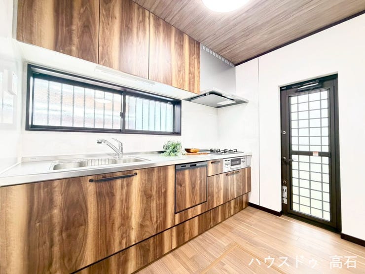 空間を有効活用できる壁付け型のシステムキッチン。