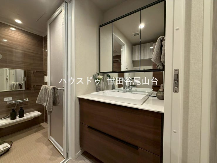 収納付きの洗面化粧台を採用。洗濯機置場や収納もまとまり、毎日の身支度や家事がスムーズです。