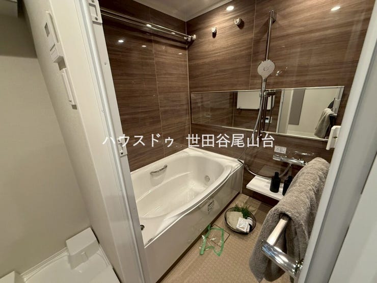 木目調パネルが落ち着いた雰囲気を演出する浴室。追い焚き・浴室乾燥機付きで快適なバスタイムを楽しめます。