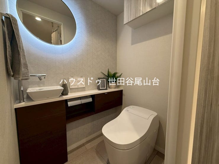手洗いカウンター付きの温水洗浄便座を採用。ホテルライクなデザインで、清潔感のある空間です。