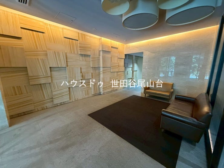 デザイン性の高いラウンジスペースを備えたマンション。来客時や待ち合わせにも利用しやすい共用空間です。