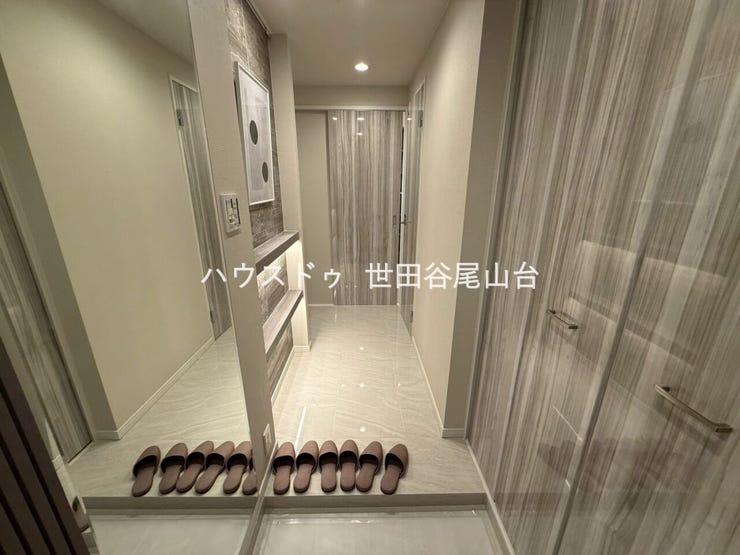 全身鏡付きの玄関で、お出かけ前の身だしなみチェックも便利。シューズインクローゼット付きで収納力も充実しています。