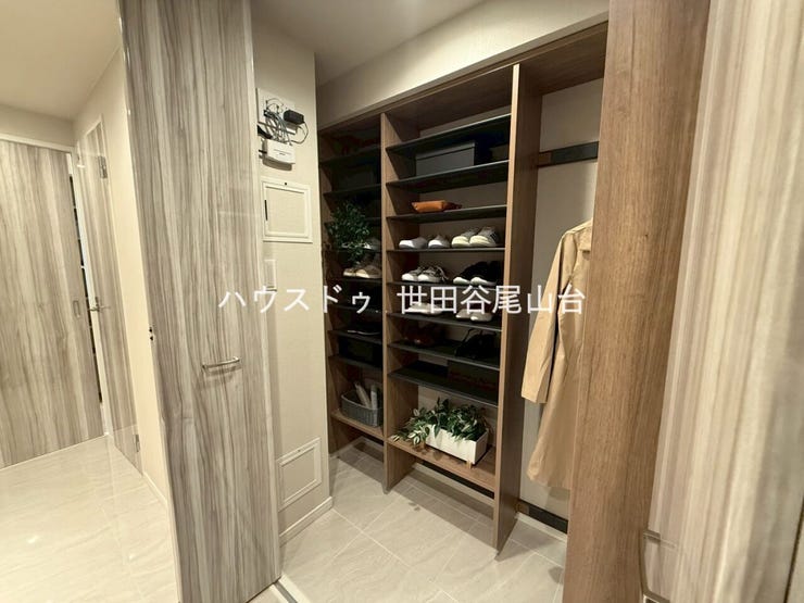 靴だけでなく傘やアウトドア用品も収納しやすいシューズインクローゼット。玄関まわりを美しく保てます。