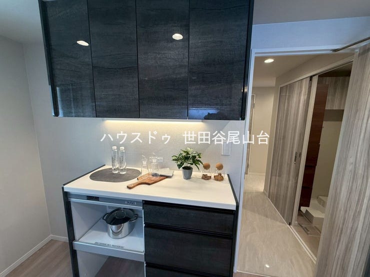 カップボードやシステム収納を備え、食器や調理器具もすっきり整理。収納力にも配慮されたキッチンです。