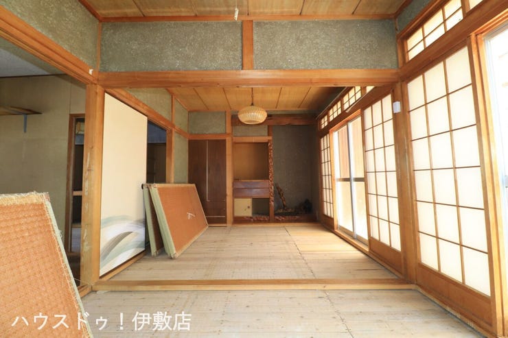 伊集院町下谷口 中古戸建 【和室】
続間となっており、開放感のある和室。家族とゆっくり過ごす空間としてもいかがでしょうか？
