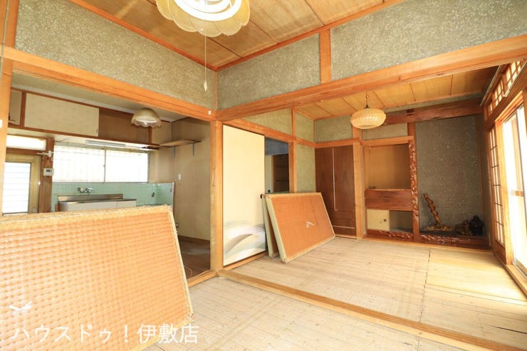 伊集院町下谷口 中古戸建 【和室】
掃き出し窓が多くあり、部屋の奥まで光が入りやすい和室