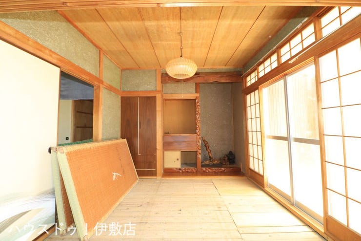 伊集院町下谷口 中古戸建 【和室】
床の間や仏間、収納付きの和室