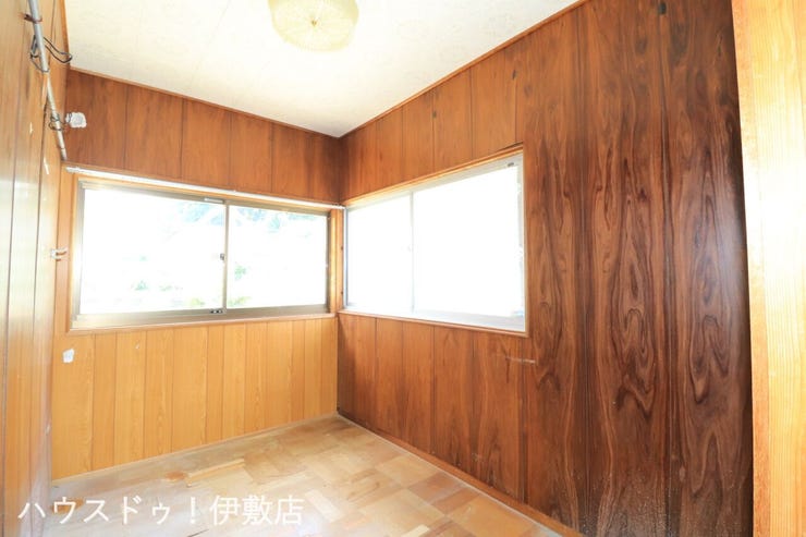 伊集院町下谷口 中古戸建 【洋室】
二面に窓があるため一日中安定した明るさが保てます。腰高窓なので家具の配置もしやすく模様替えも楽しめそうです。