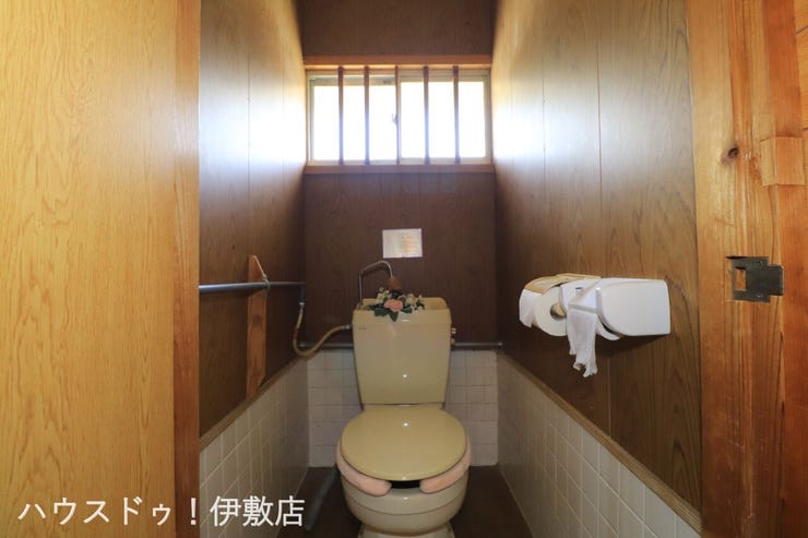 伊集院町下谷口 中古戸建 【トイレ】
窓付きのトイレですぐに自然換気が可能です
