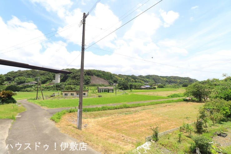 伊集院町下谷口 中古戸建 【眺望写真】
敷地からの眺望写真です！田園風景を眺めながら、ゆっくりお茶でもいかがでしょうか？
