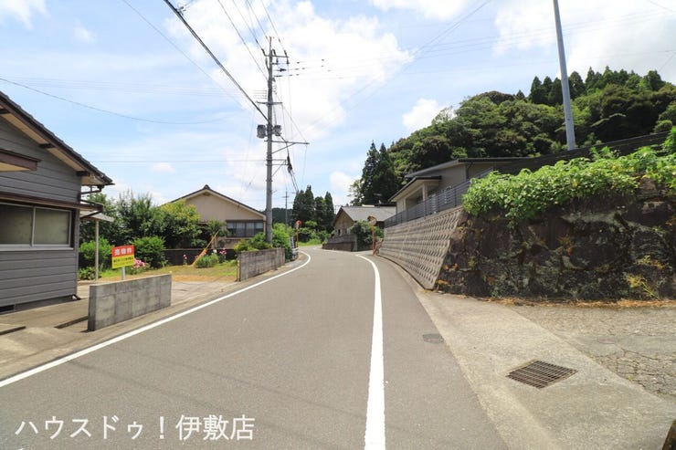 伊集院町下谷口 中古戸建 【前面道路】
南西側前面道路、交通量少なめです