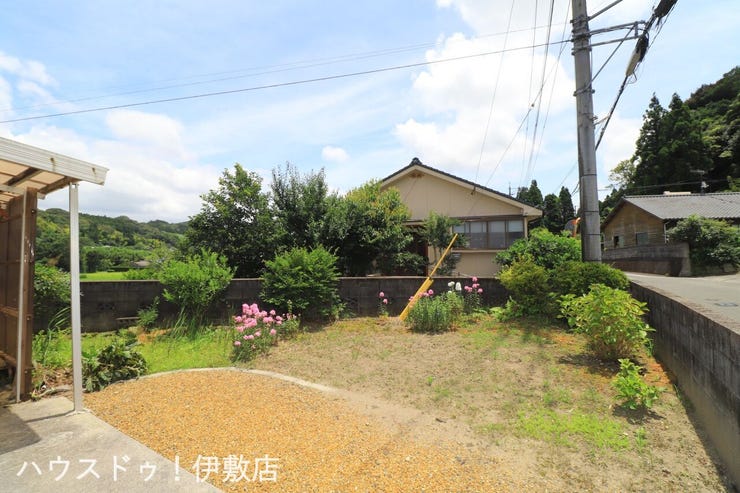 伊集院町下谷口 中古戸建 【庭】
広々とした庭付で家庭菜園やBBQなど楽しめます