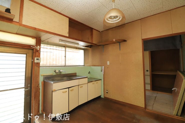 伊集院町下谷口 中古戸建 【ダイニングキッチン】
勝手口付で玄関を通らずにゴミ出しが可能です