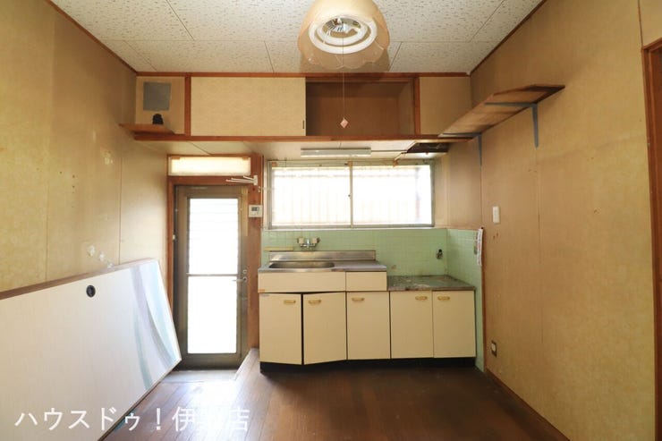 伊集院町下谷口 中古戸建 【ダイニングキッチン】
窓付きのダイニングキッチンですぐに自然換気が可能です