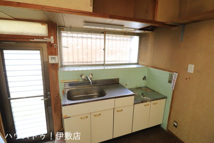 伊集院町下谷口 中古戸建 【キッチン】
上下に収納付なのがうれしいですね！