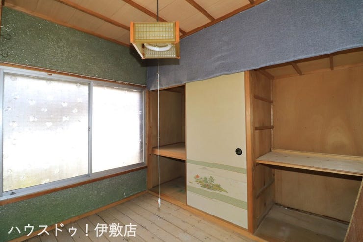 伊集院町下谷口 中古戸建 【和室】
押入付きの和室。布団も収納可能な広さです