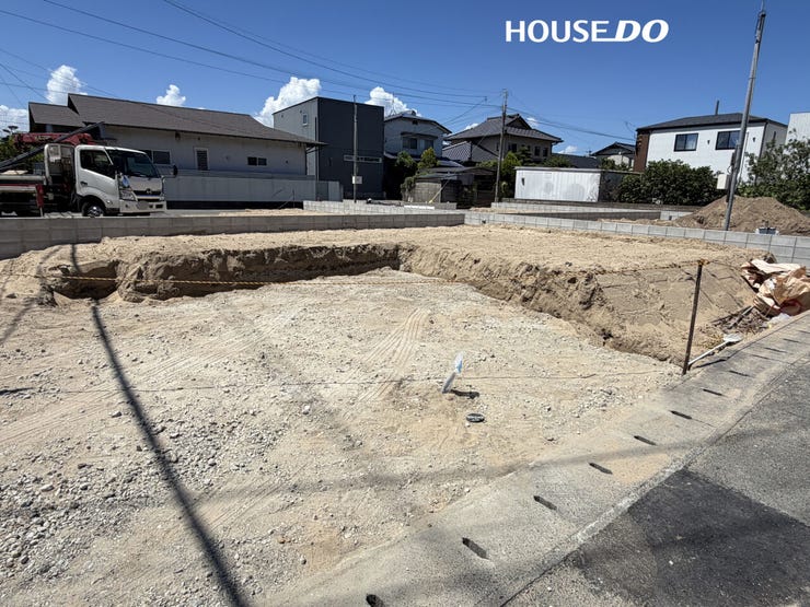 2026年7月25日撮影の現地写真(2号棟側)です。
令和8年11月完成予定!
完成前でも現地のご見学や同タイプの完成物件のご見学などのご相談受付中!お気軽にお問い合わせください