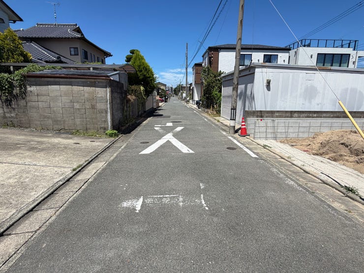 2026年7月25日撮影の現地写真(3号棟側)です。
令和8年11月完成予定!
完成前でも現地のご見学や同タイプの完成物件のご見学などのご相談受付中!お気軽にお問い合わせください