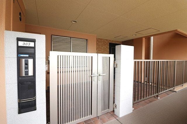 共用廊下との間が門扉で仕切られていて、特別感が感じられ重厚感が演出されます。
