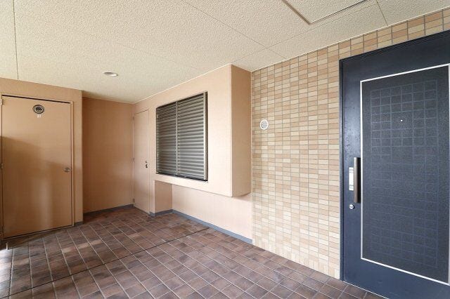 玄関ドアの前が門扉で区切られたポーチは、他の居住者や来訪者が自由に出入りしにくい空間になります。そのため、プライバシーが守られやすい点がメリット。防犯面でも有効といえます。