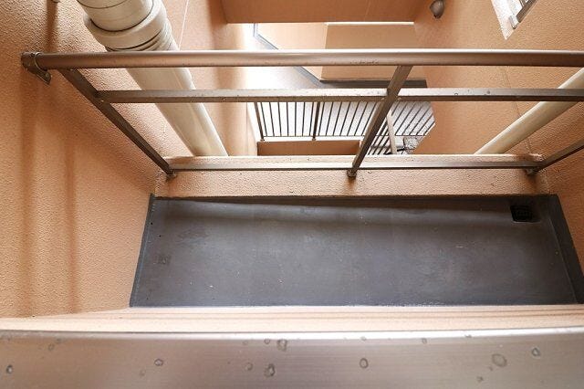 室外機置場。奥は吹抜けになっています。