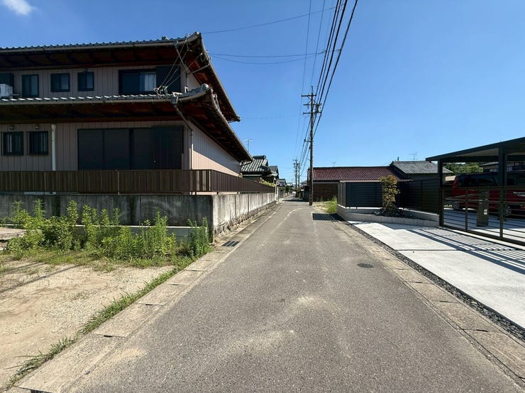 【交通量が少なく、静かで安心な住環境】
車の通り抜けがほとんどないため、騒音が少なく、小さなお子様がいるご家族も静かに安心して暮らせます。