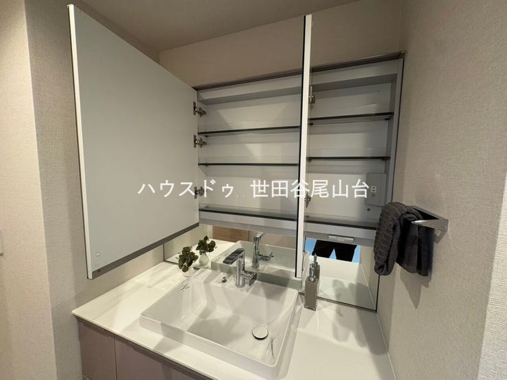 大きな鏡と収納力を備えた洗面化粧台。洗面用品を整理しやすく、すっきりとした空間を保てます。