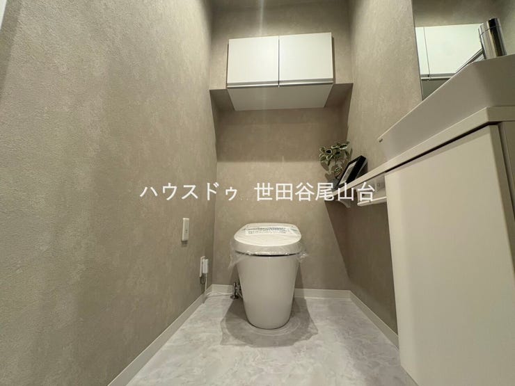 新規交換されたウォシュレットトイレを採用。衛生面と快適性に配慮し、毎日の暮らしをより心地よく彩ります。