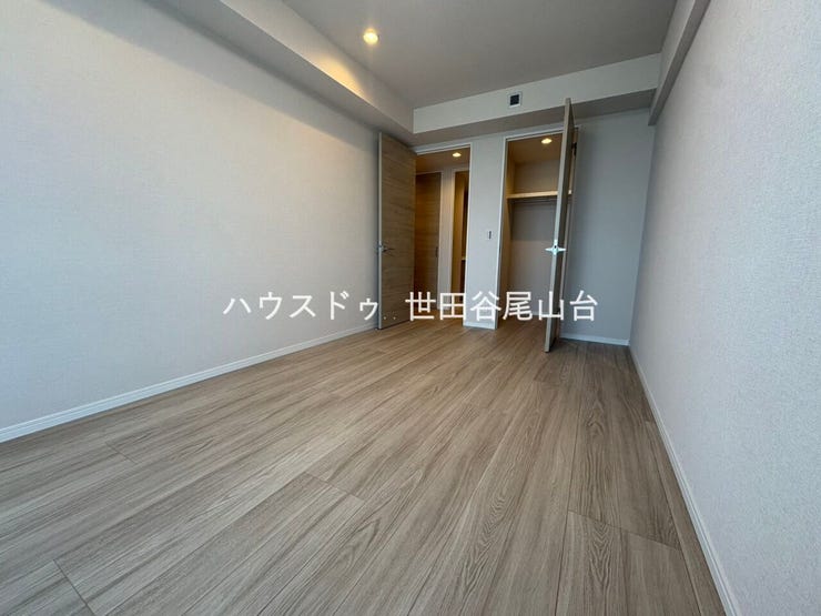 WIC付きの約7.5帖洋室。衣類や荷物をすっきり収納でき、お部屋を広々とお使いいただけます。