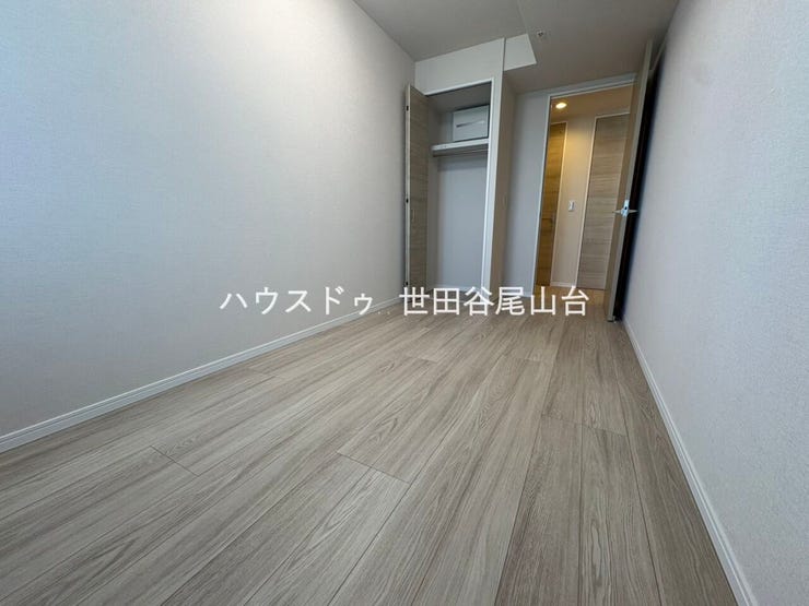 クローゼットを備えた5.7帖の洋室。家具の配置もしやすく、ライフスタイルに合わせて使える機能的な一室です。