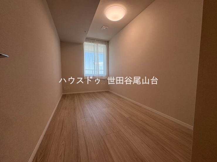 約5.7帖の洋室は収納付きで使い勝手も良好。居住性と機能性を兼ね備えた快適なプライベート空間です。