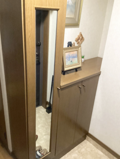 玄関にはシューズボックスと鏡が設置されています。