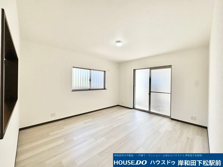 1階14帖LDK。2面採光で明るい居室です♪またすりガラスで外からの視線も気になりません♪