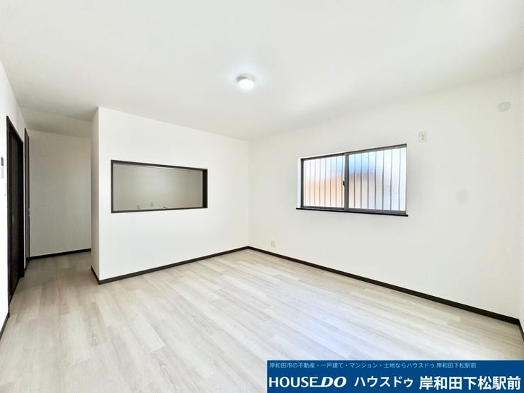 1階14帖LDK。白を基調としたお部屋で広々感じます♪