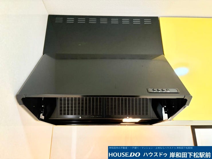 キッチンの換気扇。強さ調整や手元灯もあり活用場面が多そうです♪