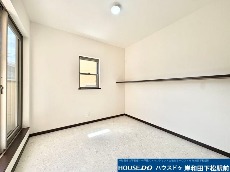 2階4.5帖洋室。2面採光で明るい居室です♪また収納棚もついている為、収納部屋としても活用できます♪