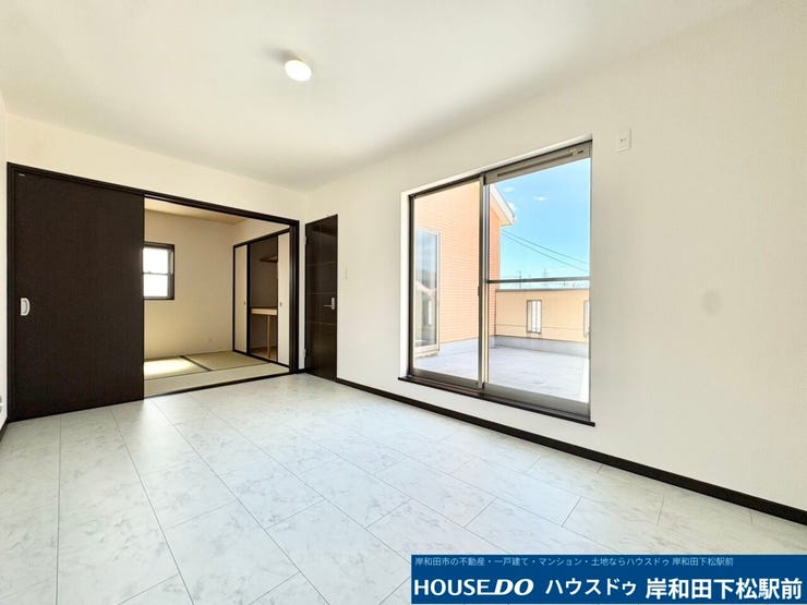 2階7.5帖洋室。続き間の4.5帖の和室とつなげれば12帖の空間に♪家族全員で寝ても広々お使いいただけます♪