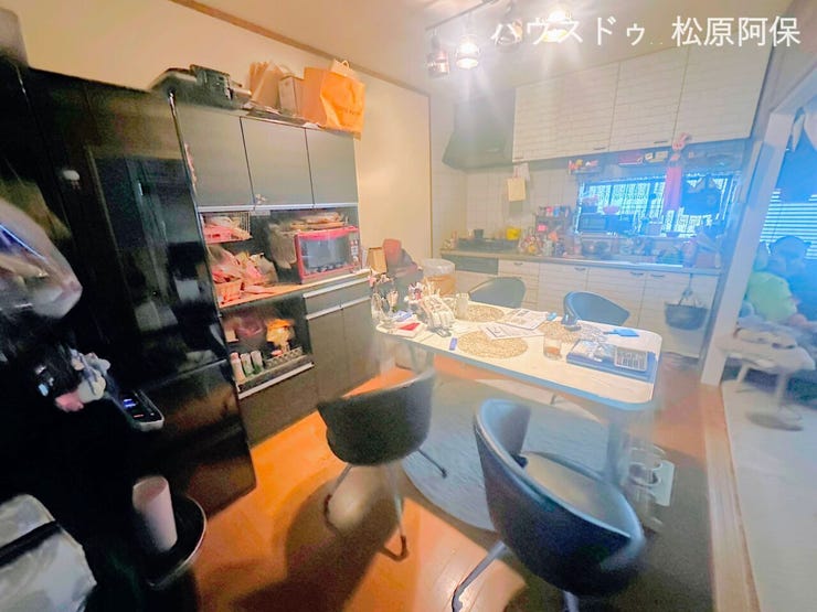 【リビング】
2面採光の明るい居室
洋室は2面に窓があり、風通し・日当たり共に良好です。主寝室や子供部屋としても快適に過ごせます。