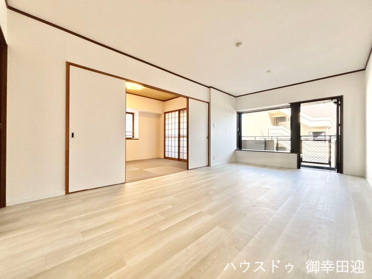 ■安らぎと笑顔の中心地■陽光が優しく降り注ぎ、会話が自然と弾む。ここでは、毎日が特別な時間へと変わります。