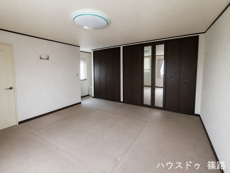 2階洋室14帖
※現地の撮影写真を基に、CG加工編集を施しております。そのため、実際の様子とは異なる場合がございますので、ご了承ください。