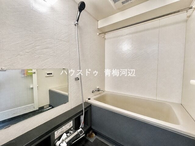 浴室:シンプルで清潔感のある浴室です。浴室乾燥機付なので、お天気が悪い日は洗濯物を乾かせます。
※一部CG家具消し加工処理をしています。