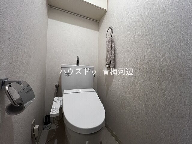 トイレ:ウォシュレット付のシンプルな壁紙のトイレになります。