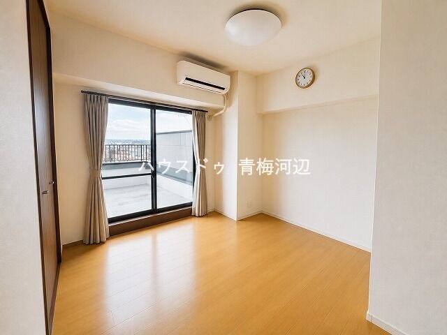 北側洋室:暗くなりがちな北側のお部屋ですが、大きい窓がある為1日中安定した採光を期待できそうです。
※一部CG家具消し加工処理をしています。