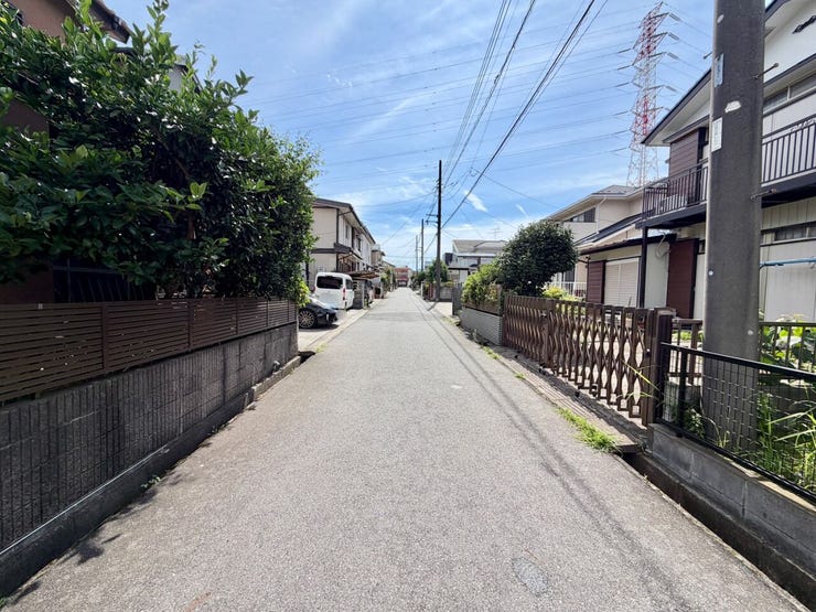 前面道路幅員約4.5m!車通りはあまりないので、車の出し入れはさほど困らないと思います!