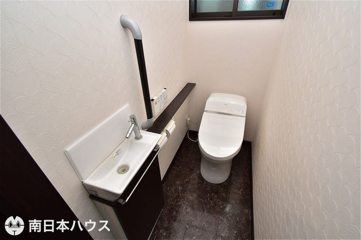 【トイレ】2階トイレです!温水洗浄便座機能付き!手洗い器付きで来客時にも便利です♪