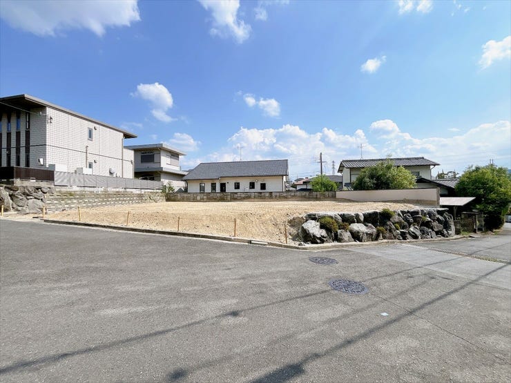【外観】
「学園前駅」よりバス乗車8分、バス停「藤ノ木台一丁目」より徒歩6分の立地◎