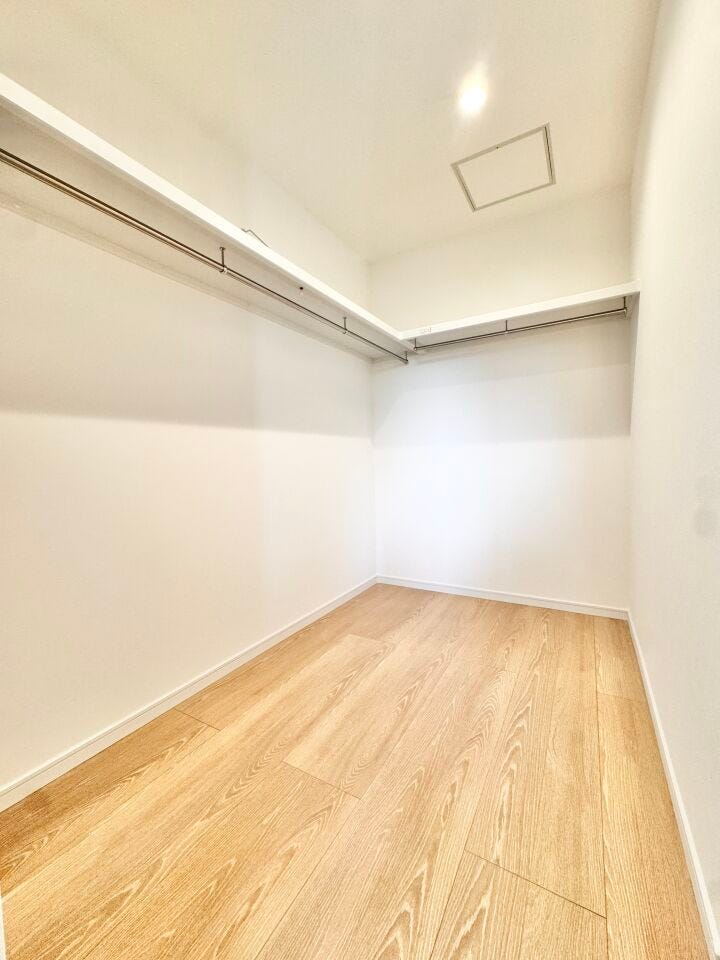 ■2階6帖洋室WIC■衣類から小物まで一ヶ所に集約。整理整頓がしやすく、毎日のコーディネートが楽しくなるゆとりの収納です。
