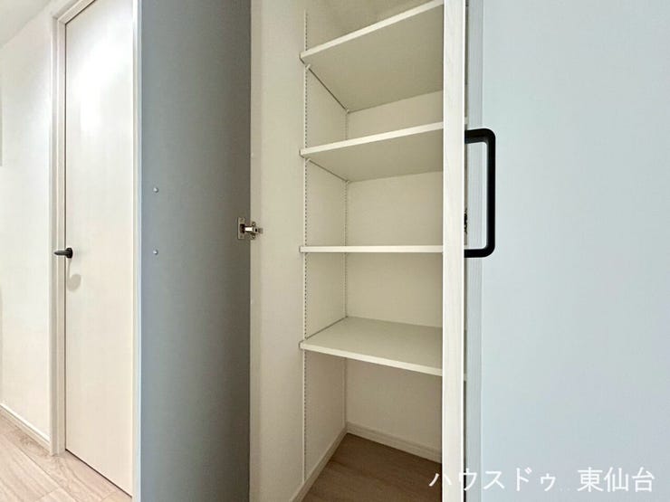 ちょっとした物をさっとしまえる、気の利いた収納スペース